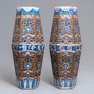 Une paire de vases de forme hexagonale en porcelaine de Chine bleu, blanc et rouge sur fond brun, 19ème