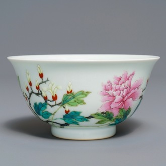 Un bol en porcelaine de Chine famille rose à décor floral, marque de Yongzheng, 19/20ème