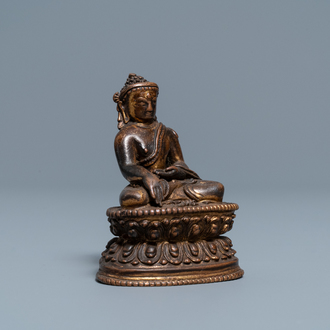 Une figure de Bouddha en bronze doré, Sino-Tibet, 16/17ème