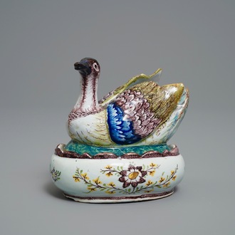 Un beurrier couvert en faïence polychrome de Delft en forme de pluvier, 18ème