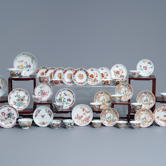 Une collection de 26 tasses et 28 soucoupes en porcelaine de Chine famille rose, Yongzheng/Qianlong