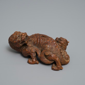 Un groupe en bois sculpté figurant un kylin et son petit, Chine, 19/20ème