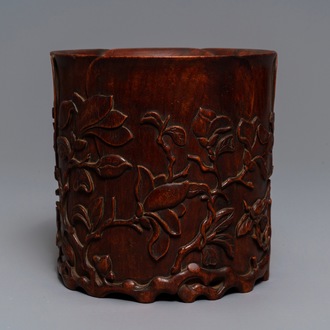 Un pot à pinceaux en bois sculpté à décor de magnolias, prob. Qing