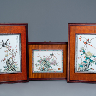Trois plaques en porcelaine de Chine famille rose à décor d'oiseaux parmi fleurs, 2ème moitié du 20ème