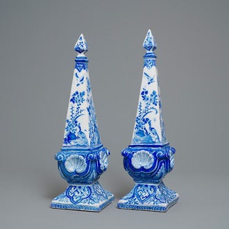 Une pair de grands obélisques en faïence de Delft bleu et blanc, 18ème