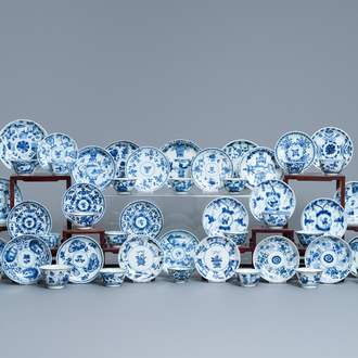 Une collection de 22 tasses et 32 soucoupes en porcelaine de Chine bleu et blanc, Kangxi/Qianlong