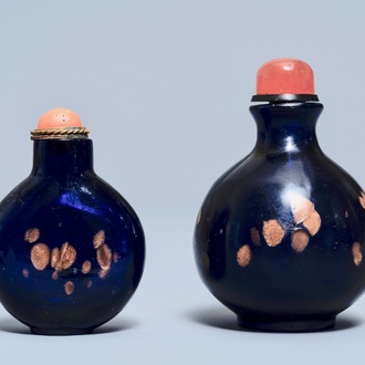 Twee Chinese snuifflessen in saffierblauw- en aventurijn-glas, 18/19e eeuw