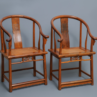 Une paire de chaises chinoises en bois huanghuali, République, 20ème