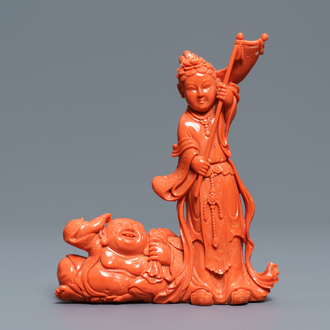 Un groupe en corail rouge sculpté figurant un Bouddha riant, Chine, République, 20ème