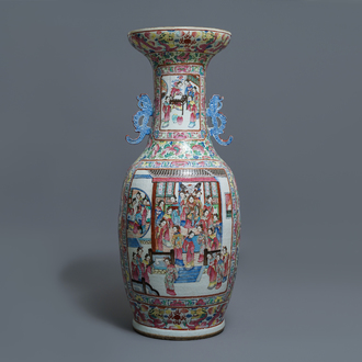 Un grand vase en porcelaine de Chine famille rose, 19ème