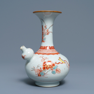 Un kendi en porcelaine de Chine surdécoré aux Pays-Bas dans le style Kakiemon, Qianlong