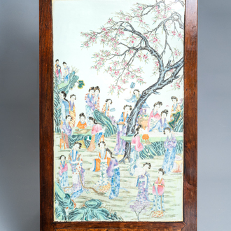 Une grande plaque en porcelaine de Chine famille rose montée dans une table en bois, République, 20ème
