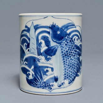 Un pot à pinceaux en porcelaine de Chine bleu et blanc à décor d'un carpe, Kangxi