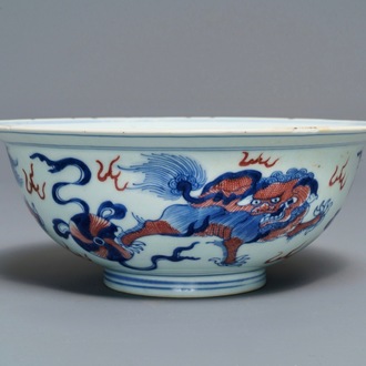 Un bol en porcelaine de Chine bleu, blanc et rouge, marque et époque de Qianlong