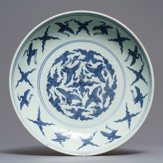 Un plat en porcelaine de Chine bleu et blanc à décor de grues, marque 'fui gui chang ming', Jiajing