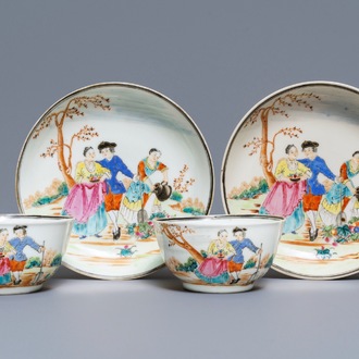 Een paar Chinese famille rose koppen en schotels met Europees decor, Qianlong