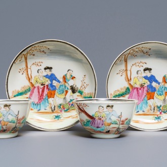 Une paire de tasses et soucoupes en porcelaine de Chine famille rose à décor européen, Qianlong