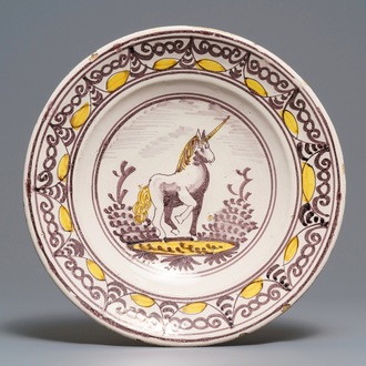 Un plat en majolique en jaune et manganèse à décor d'un licorne, Delft ou la Frise, 17/18ème