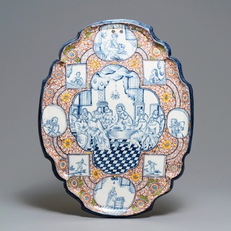 Une grande plaque en faïence polychrome de Delft à décor de 'La Scène', 18ème