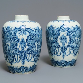 Une paire de vases en faïence de Delft en bleu et blanc dans le style de Daniel Marot, début du 18ème