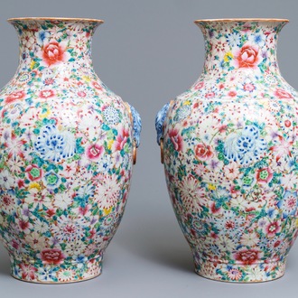 Une paire de vases en porcelaine de Chine famille rose, marque de Qianlong, République