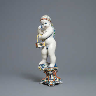 Une figure d'un garçon ou allégorie de l'hiver en faïence de Delft polychrome, 18ème