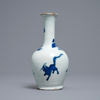 Een blauw-wit Delfts flesvormig vaasje met Kakiemon-stijl decor, eind 17e eeuw