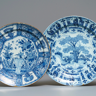 Deux plats en faïence de Delft en bleu et blanc à décor de chinoiserie, 17/18ème