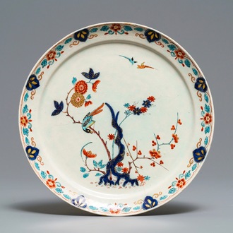 Une assiette en faïence de Delft doré de style Kakiemon, début du 18ème