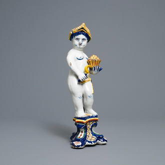 Une figure d'un garçon ou allégorie du printemps en faïence de Delft polychrome, 18ème