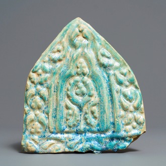 Een turquoise geglazuurde nistegel met reliëfdecor, Kashan, Iran, 12/13e eeuw