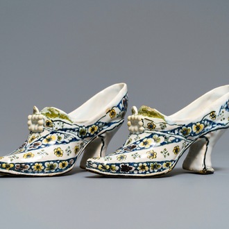 Une paire de souliers en faïence polychrome de Lille, France, datée 1751