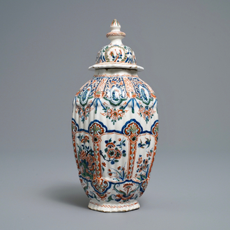 A fine Dutch Delft cashmere palette vase and cover, 17/18th C.