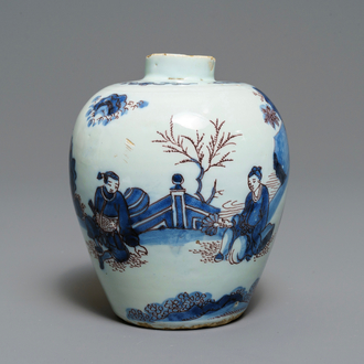 Un vase en faïence de Delft en bleu, blanc et manganèse à décor de chinoiserie, 2ème moitié du 17ème