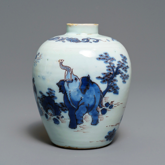 Un vase en faïence de Delft en bleu, blanc et manganèse à décor d'un éléphant, 2ème moitié du 17ème