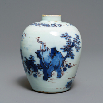 Een fijn blauw-wit en mangaan Delfts chinoiserie vaasje met een olifant, 2e helft 17e eeuw