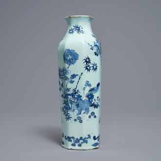 Een octagonale blauw-witte Delftse chinoiserie vaas met een olifant, laatste kwart 17e eeuw