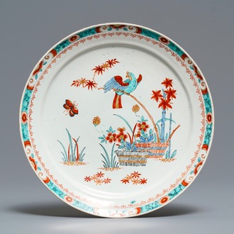 Une assiette en faïence de Delft doré de style Kakiemon, début du 18ème