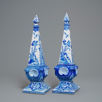 Une pair de grands obélisques en faïence de Delft en bleu et blanc, 18ème