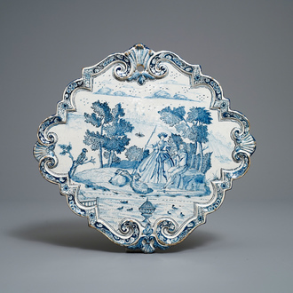 Een blauw-witte Delftse plaquette met romantisch decor, 18e eeuw