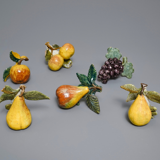 SIx modèles de pommes, poires et raisins en faïence polychrome de Delft, 18ème