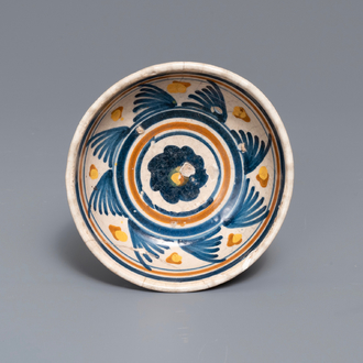 Een kom in polychrome Nederlandse majolica, begin 17e eeuw