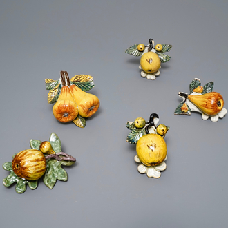 Cinq modèles de pommes et poires en faïence polychrome de Delft, 18ème