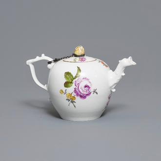 Een Meissen porseleinen theepot met floraal decor, Duitsland, 18e eeuw