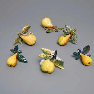 Six modèles de pommes et poires en faïence polychrome de Delft, 18ème