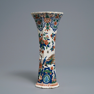 A large ribbed Dutch Delft cashmere palette vase, 17/18th C.