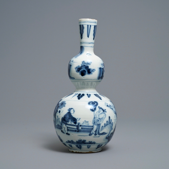 Un vase de forme double gourde en faïence de Delft en bleu et blanc à décor de chinoiserie, début du 18ème