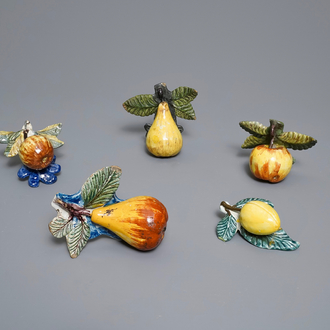 Cinq modèles de pommes, poires et une prune en faïence polychrome de Delft, 18ème