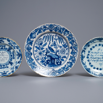 Deux assiettes parlantes et un plat en faïence de Delft en bleu et blanc, 18ème