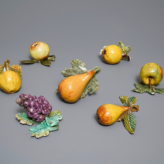 Sept modèles de pommes, poires et raisins en faïence polychrome de Delft, 18ème